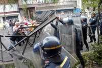 Algunos maestros lograron acercarse a la barricada colocada por los granaderos frente a Gobernación y tirar varias vallas; el enfrentamiento no tuvo consecuencias