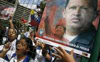 En Caracas, estudiantes universitarios protestan por el retiro de la concesión a RCTV, mientras alumnos de educación intermedia salieron en defensa del mandatario Hugo Chávez