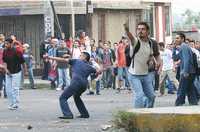 Batalla campal entre estudiantes de la UMSNH, que pretendian entrar a Ciudad Universitaria, y miembros de la Coordinadora de Universitarios en Lucha, que ocuparon la universidad