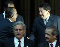 El presidente Felipe Calderón durante la presentación del Plan Nacional de Desarrollo. En la primera imagen aparece con José Luis Soberanes, titular de la CNDH, Guillermo Ortiz Martínez, gobernador del Banco de México, y Jorge Zermeño, presidente de la mesa directiva de la Cámara de Diputados; en la segunda, con Francisco Ramírez Acuña, secretario de Gobernación, y sobre estas líneas con Ulises Ruiz, mandatario de Oaxaca