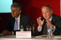 Los directores de la CFE, Alfredo Elías Ayub, y de Pemex, Jesús Reyes Heroles, ayer en el foro de The Economist