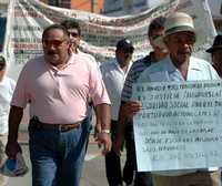 Integrantes del desaparecido Sindicato de Maniobristas, Cargadores y Carreterilleros, ayer, durante una marcha en el puerto de Veracruz