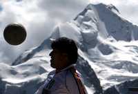 El presidente boliviano domina el balón durante el juego de futbol en el que participó ayer en la cordillera andina
