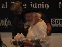 El subcomandante Marcos entrega un ramo de rosas al poeta nicaragüense Ernesto Cardenal