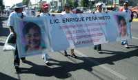 Familiares y conocidos de menores desaparecidos marchan por la avenida López Portillo, en Ecatepec, para exigir a las autoridades federales intervenir en la localización de sus seres queridos