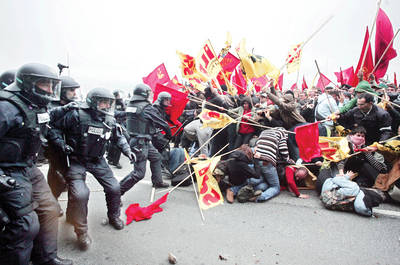 VIOLENTA PROTESTA POR CUMBRE DEL G-8 VIOLENTA PROTESTA POR CUMBRE DEL G-8