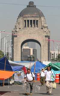 Maestros de la CNTE mantienen su plantón frente a las oficinas del ISSSTE en la ciudad de México, en demanda de que se dé marchá atrás en las reformas a la ley de ese instituto