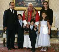 El papa Benedicto XVI recibió en el Vaticano al presidente Felipe Calderón y su familia