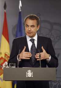 Mariano Rajoy y Rodríguez Zapatero, ayer en Vitoria y Madrid
