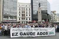 Miembros del sindicato nacionalista ELA protestaron ayer en Bilbao contra la decisión de ETA de romper con el cese del fuego. Porque somos nacionalistas y trabajadores no estamos de acuerdo, se lee en la pancarta