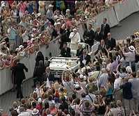 Un alemán de 27 años (en el círculo) intentó ayer subirse al papamóvil cuando Benedicto XVI daba una vuelta a la plaza de San Pedro en el día que dedica a la audiencia pública. El hombre sólo quería llamar la atención, dijo el vocero del Vaticano