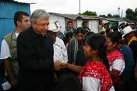 De gira por San Andrés Larráinzar en Chiapas, Andrés Manuel López Obrador entregó a mujeres indígenas su credencial de afiliación al "gobierno legítimo"
