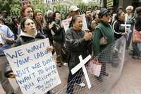 Activistas en favor de los derechos de los migrantes se manifestaron ante las oficinas de la senadora Dianne Feinstein, en San Francisco. En una de las cartulinas exhibidas se podía leer: "Queremos su fuerzas de trabajo, pero no queremos reconocerles sus derechos. Atentamente: Estados Unidos