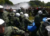 Policías alemanes antimotines arremetieron con bastones contra opositores al G-8 en la localidad de Hinter Bollhagen, cerca de Heiligendamm, donde se celebra la cumbre de industrializado