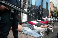 Aspecto de la movilización policiaca desplegada en una vecindad de la colonia Tacubaya en la lucha contra el narcotráfico