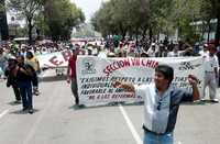 Integrantes de la Coordinadora Nacional de Trabajadores de la Educación luego del bloqueo que realizaron por varias horas frente a las instalaciones del SAT