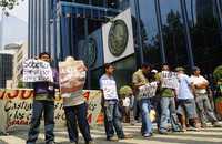 Integrantes de la APPO se manifestaron frente a la PGR para exigir que se siga el proceso judicial contra el gobernador de Oaxaca