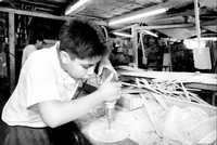 Fuera del horario escolar, un niño mexiquense labora en un taller de carpintería