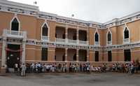 Como en los viejos tiempos, la sede del PRI en Yucatán vuelve a recibir a cientos de personas que acuden con la esperanza de recibir apoyo de todo tipo