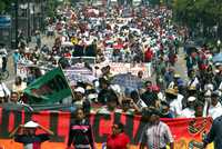Integrantes del CNTE marcharon ayer hacia el Zócalo capitalino como parte de la conmemoración de la matanza de 1971 y en protesta por la Ley del ISSSTE