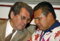 Carlos Montemayor y Gabriel Pacheco, durante la presentación del libro Los dones de Wiexu