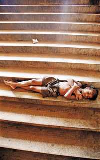 Un niño sin hogar descansa en las escaleras de una estación del Metro en Kolkata, antes Calcuta