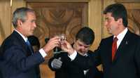 Brindis entre el presidente estadunidense, George W. Bush, y su par búlgaro, Georgy Parvanov, durante un almuerzo en honor al jefe de la Casa Blanca, ayer en Sofía
