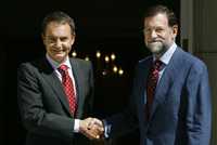 El presidente del gobierno español, José Luis Rodríguez Zapatero, y el líder del derechista Partido Popular, Mariano Rajoy, ayer antes de su encuentro en el Palacio de la Mocloa, donde se comprometieron a trabajar juntos con el objetivo de derrotar a ETA
