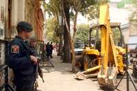 Policías de la SSP-DF resguardan los predios expropiados por el gobierno capitalino en la colonia Santa María la Ribera. En la imagen, los inmuebles ubicados en los números 243 y 245 de la calle Eligio Ancona son custodiados luego de llegar la maquinaria que procederá a su demolición