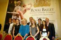 El elenco de Royal Ballet, encabezado por su directora Monica Mason (al centro), ayer, durante la conferencia de prensa para anunciar las presentaciones de esa compañía británica en México