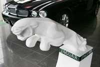 Distribuidor de automóviles Jaguar en Croydon, al sur de Londres. Ford Motor Co realiza gestiones legales en Gran Bretaña para vender la marca de lujo Jaguar y Land Rover, reportó ayer la página de Internet de la BBC