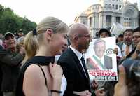 La actriz Edith González es abucheada por simpatizantes de Andrés Manuel López Obrador a su llegada al Palacio de Bellas Artes, adonde acudió a la inauguración de una exposición sobre Frida Kahlo