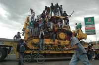 Integrantes de la APPO colocaron una barricada en Cinco Señores, Oaxaca, al conmemorar el fallido desalojo de la policía estatal del 14 de junio de 2006