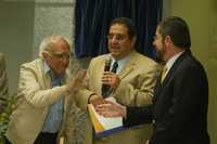 Carlos Monsiváis, Ernesto Velázquez Briseño y el rector Juan Ramón de la Fuente al inaugurar las nuevas instalaciones de Tv UNAM