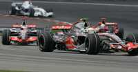 Hamilton aprovechó su pole position y no permitió que Alonso lo rebasara en toda la carrera