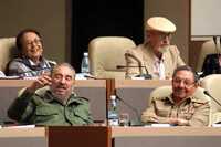 En imagen de octubre de 2003, Vilma Espín, durante una sesión en la Asamblea Nacional de Cuba; a su lado, Roberto Fernández Retamar, de la Casa de las Américas. Abajo, el presidente Fidel Castro y a la derecha su hermano Raúl