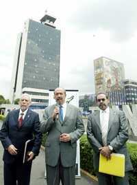 Jorge Arganis, José Angel Avila y Armando Subirats al salir de la reunión con funcionarios de la SCT