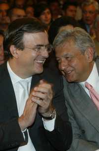 Marcelo Ebrard y Andrés Manuel López Obrador durante la presentación del libro sobre las elecciones de 2006