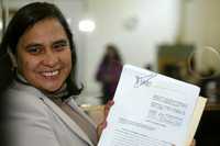 Leticia Bonifaz Alfonso, consejera jurídica del Gobierno capitalino, muestra copia del documento que recibió la oficialía de partes de la SCJN
