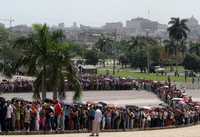 Cubanos realizaron ayer largas filas en la Plaza de la Revolución para despedir a Vilma Espín, combatiente de la lucha clandestina y de la guerrilla de los años 50, y promotora de los derechos de la mujer tras el triunfo revolucionario en 1959