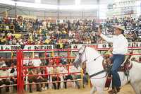 Silvano Aureoles, uno de los seis aspirantes perredistas a la gubernatura de Michoacán, durante su cierre de precampaña, ayer