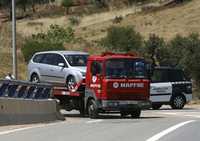 La policía española traslada el automóvil con explosivos supuestamente abandonado por etarras cerca de la frontera con Portugal