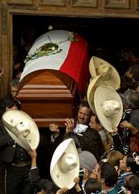 Decenas de personas llevaron en hombros el ataúd con los restos de Antonio Aguilar al terminar la misa de cuerpo presente que se celebró en la catedral de Zacatecas