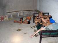 Soldados estadunidenses encontraron en Bagdad a 24 niños y jóvenes iraquíes desnudos y abusados, de edades entre tres a 15 años, en un cuarto sin ventanas. En foto sin fecha de CBS, algunos de los niños en el momento de ser rescatados por los uniformados