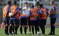 El técnico de la verdeamarelha, Dunga, da instrucciones a sus pupilos durante una práctica en el estadio Salvador de la Plaza