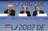 La canciller federal alemana Angela Merkel, en rueda de prensa después del fin de la cumbre; la flanquean el alemán Frank-Walter Steinmeier y el titular de la Comisión Europea, José Manuel Barroso