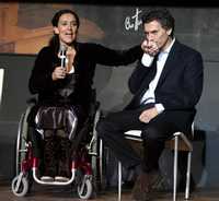 El empresario Mauricio Macri besa la mano de su compañera de fórmula Gabriela Michetti, al conocer los resultados que les dan la victoria en la contienda para jefe y subjefe de gobierno de Buenos Aires