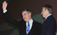 Gordon Brown (a la izquierda) luego de asumir ayer en una ceremonia realizada en Manchester el liderazgo del Partido Laborista; lo acompaña el saliente primer ministro británico, Tony Blair