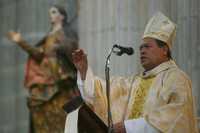 El cardenal Norberto Rivera Carrera durante la homilía dominical, ayer en la Catedral Metropolitana. Al término de la misa habló con los reporteros acerca de la iniciativa sobre voluntad anticipada