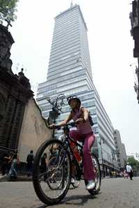 Circulando en dos ruedas por Madero, rumbo al Zócalo capitalino